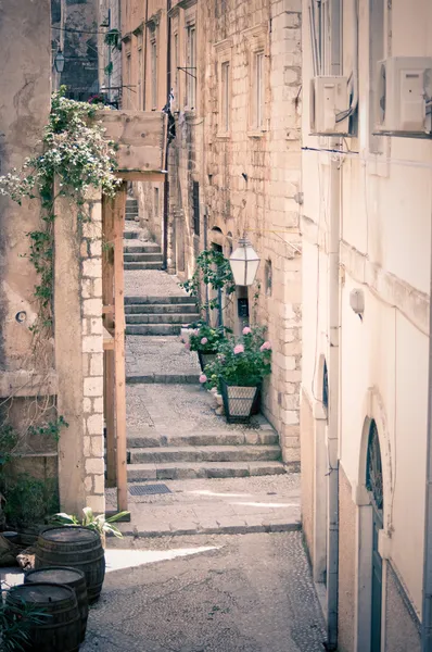 Calle estrecha en Dubrovnik, Croacia —  Fotos de Stock