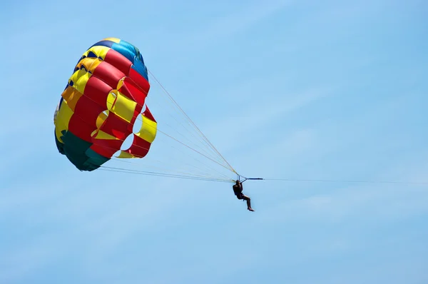 Sylwetka człowieka ze spadochronem na niebie — Zdjęcie stockowe