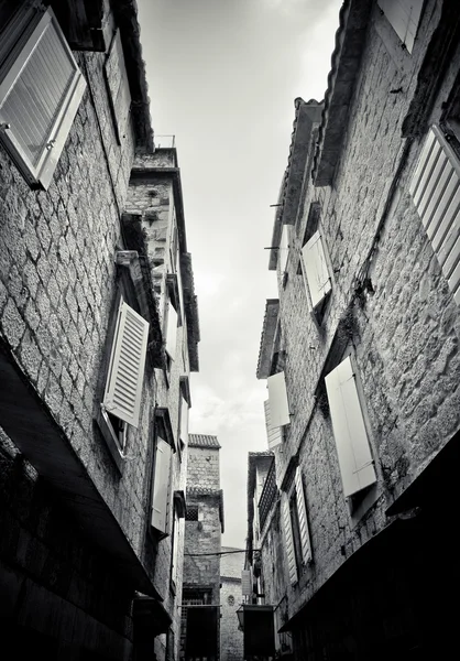 Узкая улица в Трогире, Хорватия — стоковое фото