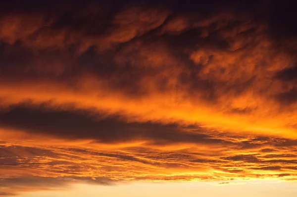 Céu dramático durante o pôr-do-sol dourado — Fotografia de Stock