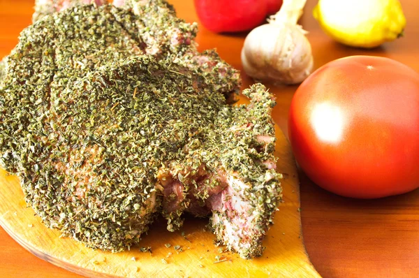 Tocător de porc marinat cu marjoram — Fotografie, imagine de stoc