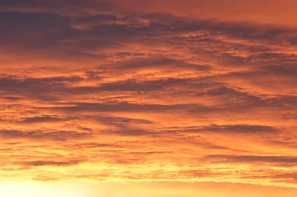 Dramatischer Himmel während des goldenen Sonnenuntergangs — Stockfoto