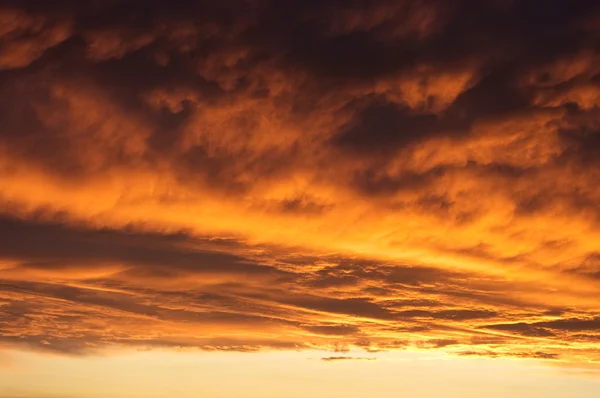 Dramatisk himmel under den gyllene solnedgången — Stockfoto