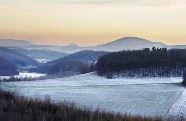 Vintrar landskap i bergen — Stockfoto