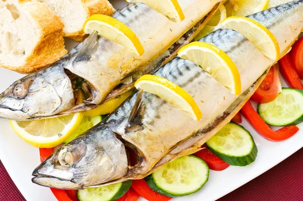 Gebakken makreel met groenten en citroen — Stockfoto