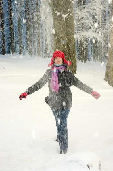 Menina se divertir durante o inverno — Fotografia de Stock