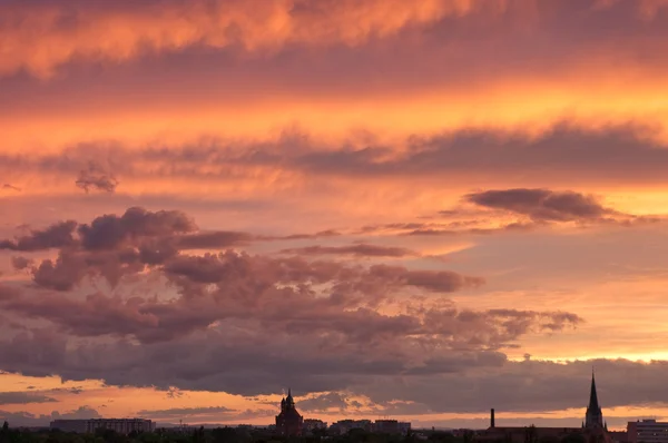 Dramatics hemel over de stad tijdens de zonsondergang — Stockfoto