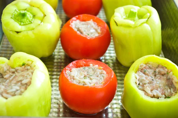 Fyldte peberfrugter og tomater - Stock-foto