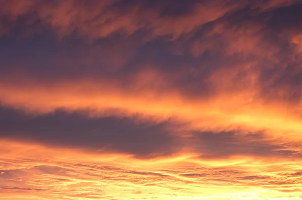 Dramatische hemel tijdens de gouden zonsondergang — Stockfoto