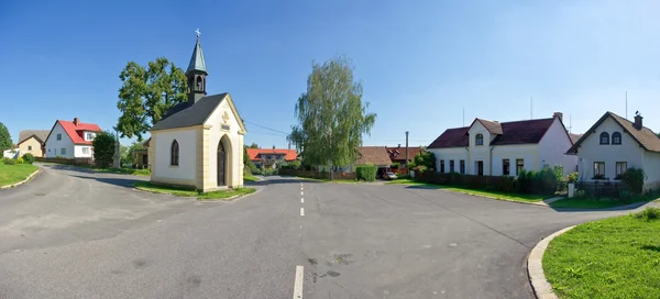 Vägskäl i den tjeckiska byn — Stockfoto