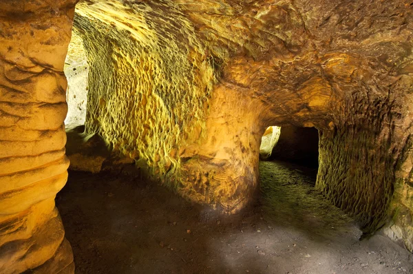 Σπηλιές κάτω από τα ερείπια του κάστρου του rotstein στον παράδεισο Βοημίας — Φωτογραφία Αρχείου