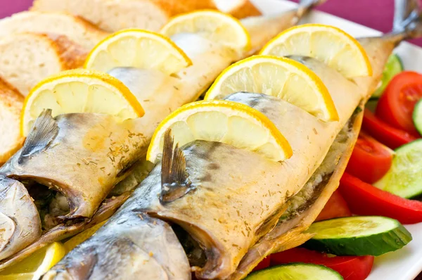 Pečená makrela se zeleninou a citronem — Stock fotografie