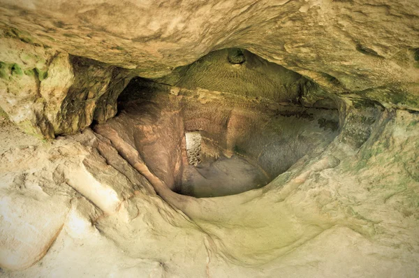 Höhlen unter den Ruinen der Burg Rotstein im böhmischen Paradies — Stockfoto