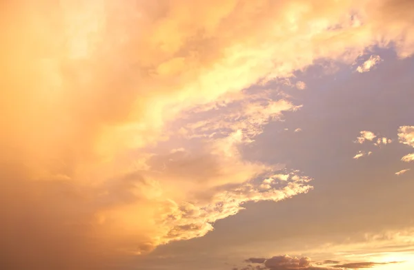 Nuvem durante o pôr do sol dourado — Fotografia de Stock