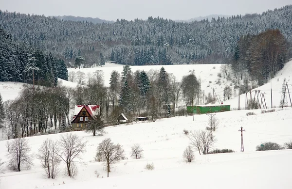Escena de invierno con cabaña —  Fotos de Stock