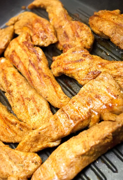 Pechuga de pollo en la sartén — Foto de Stock