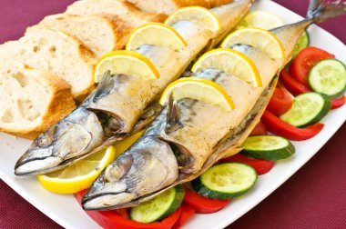sebze ve limonlu fırında uskumru.