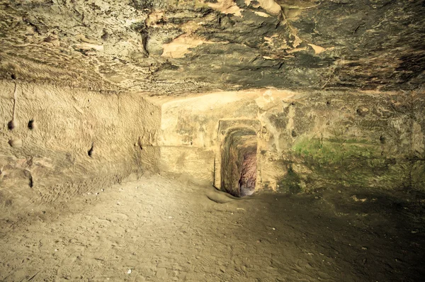 在波希米亚天堂 rotstein 城堡的废墟下的洞穴 — 图库照片