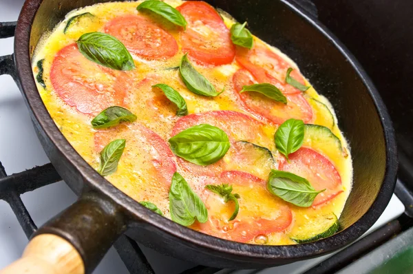 Omelete com tomate, courgette e manjericão — Fotografia de Stock