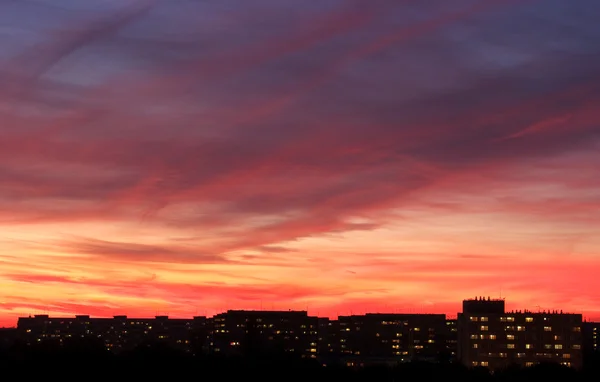 Ciel dramatique au-dessus de la ville au coucher du soleil — Photo
