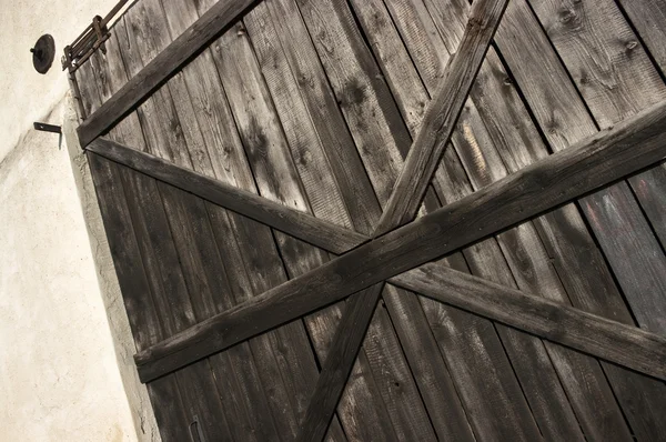 Staré dřevěné dveře s velkým křížem — Stock fotografie