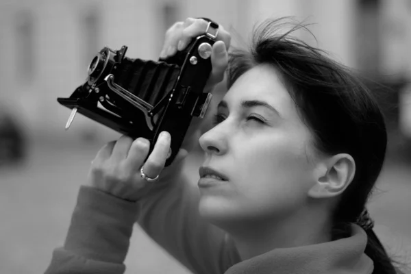 Eski kamera ile kadın fotoğrafçı — Stok fotoğraf