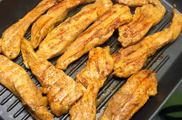 Pechuga de pollo en la sartén —  Fotos de Stock