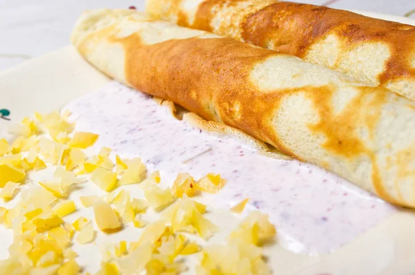 Pfannkuchen mit Marmelade, Joghurtsoße und gelben Früchten — Stockfoto