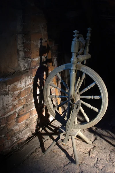 Roda giratória no sótão velho — Fotografia de Stock