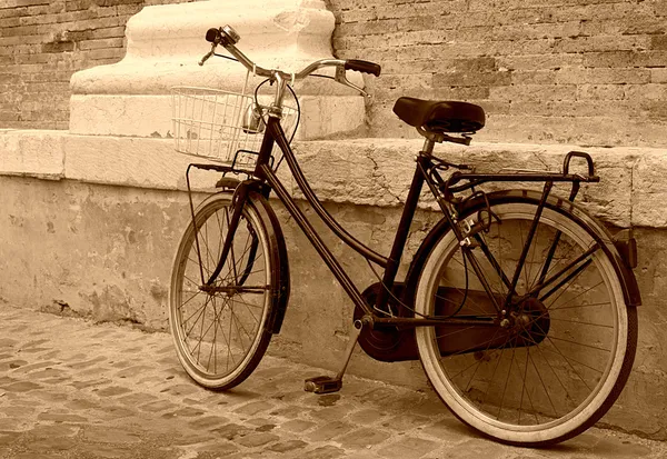 오래 된 자전거를 벽에 기대어 스톡 사진