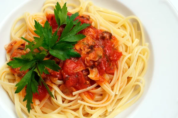 Linguini Espaguetis tomate albahaca y mariscos — Foto de Stock