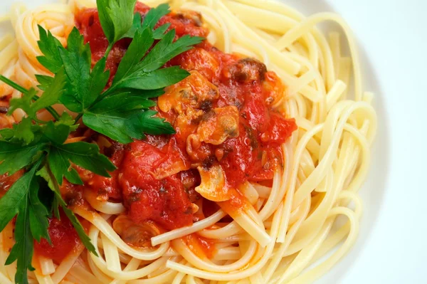 Linguini Espaguetis tomate albahaca y mariscos — Foto de Stock