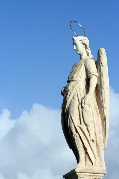 Engel standbeeld en wolken — Stockfoto