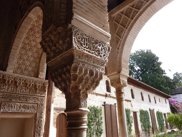 Zdobené oblouky a sloupy v Alhambře — Stock fotografie
