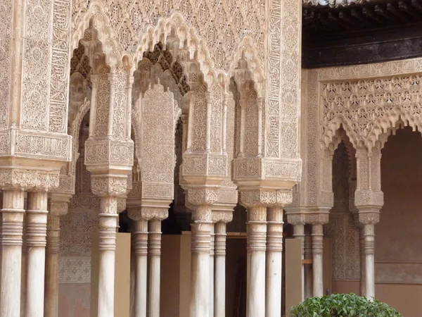 Süslü kemerli ve sütunlarda alhambra — Stok fotoğraf