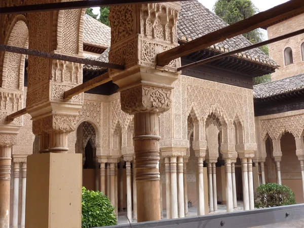 Zdobione łuki i kolumny w alhambra — Zdjęcie stockowe