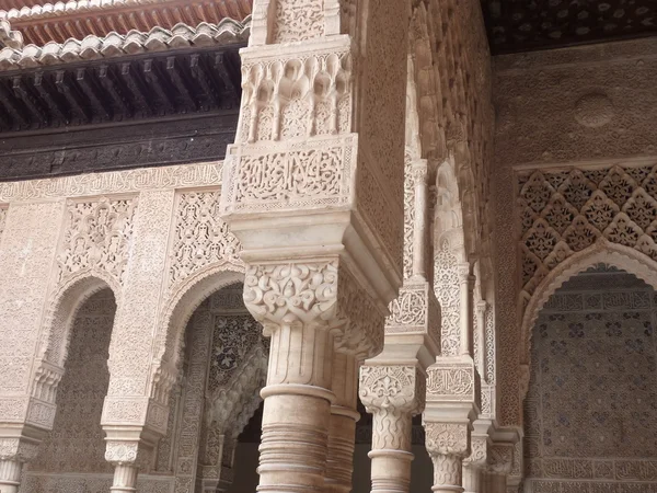 Arcos decorados e colunas no Alhambra — Fotografia de Stock