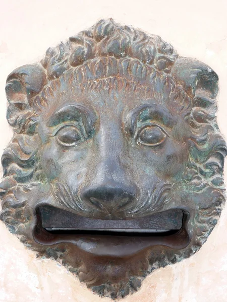 Λιοντάρι κεφάλι κουτί γράμματα — Φωτογραφία Αρχείου