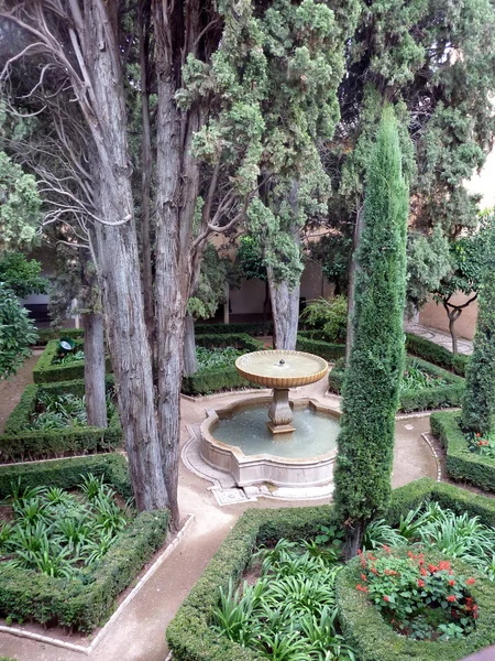 Skutečný alcazar zahrada v seville ve Španělsku — Stock fotografie