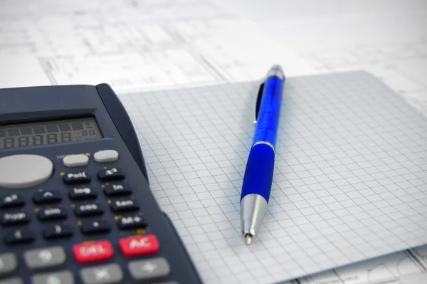Niebieski długopis i kalkulator od biurka — Zdjęcie stockowe