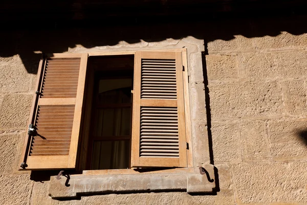 圣维森特 de la sonsierra 中的窗口 — 图库照片