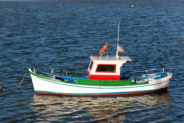 Barcos e lanchas em San Vicente de la Barquera, Cantabria, Espanha — Fotografia de Stock