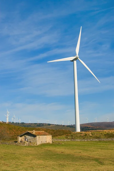 Générateur éolien dans le port d'Escudo — Photo