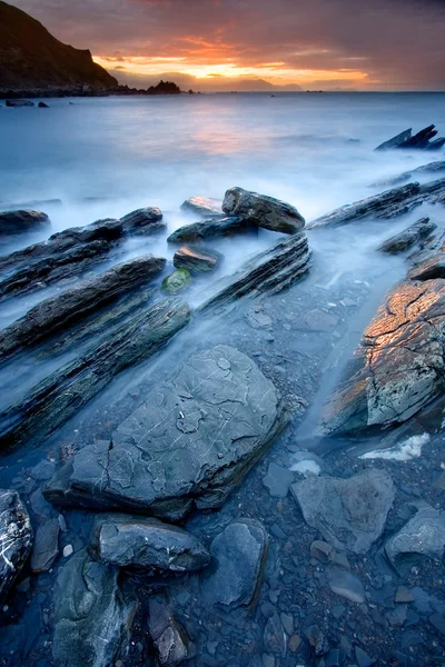 岩石上的 barrika、 bizkaia、 西班牙海 — 图库照片