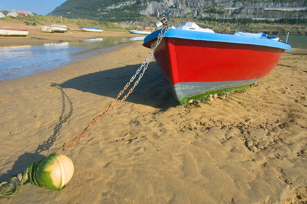 Лодка в Оригоне, Кантабрия, Испания — стоковое фото
