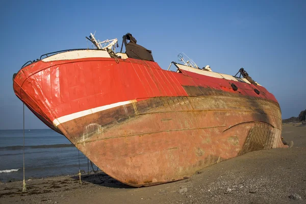 Barco encalhado na praia de Mutriku, Gipuzkoa, Espanha — Fotografia de Stock