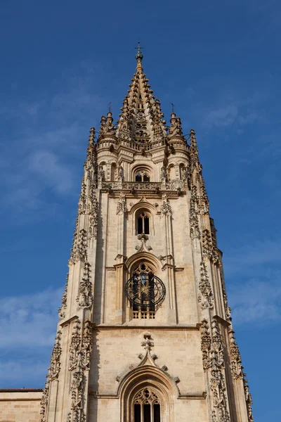 Klokkentoren van de kathedraal van oviedo, asturias, Spanje — Stockfoto