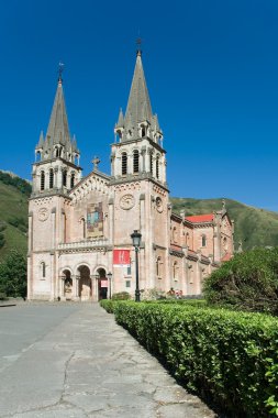 covadonga, asturias, İspanya katedral önünde