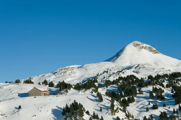 Hus i snötäckta berg, larra-belagua, navarra — Stockfoto