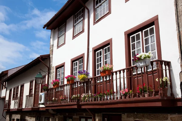 Hus i Guimarães, portugal — Stockfoto